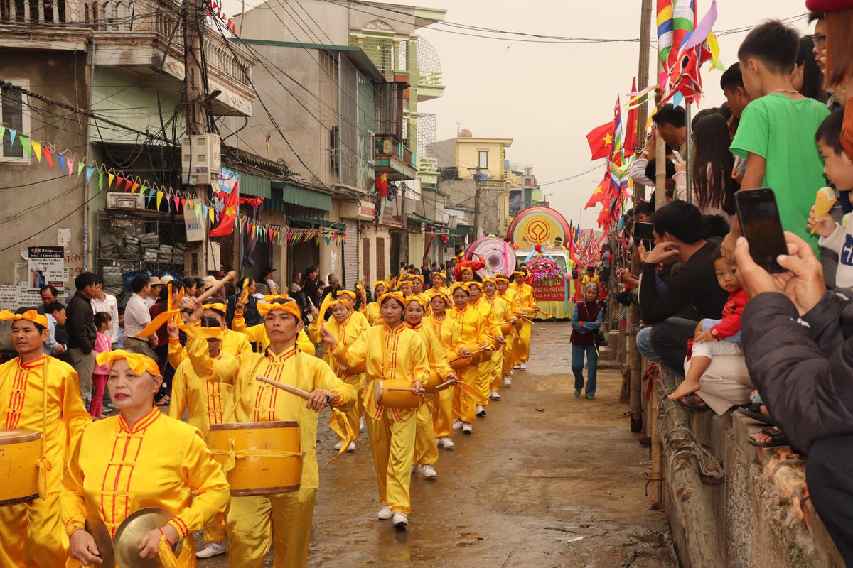 Niềm hân hoan của cộng đồng một dòng họ đoàn kết cùng nhau tổ chức lễ hội đầu năm mới cầu mong mọi điều an lành.