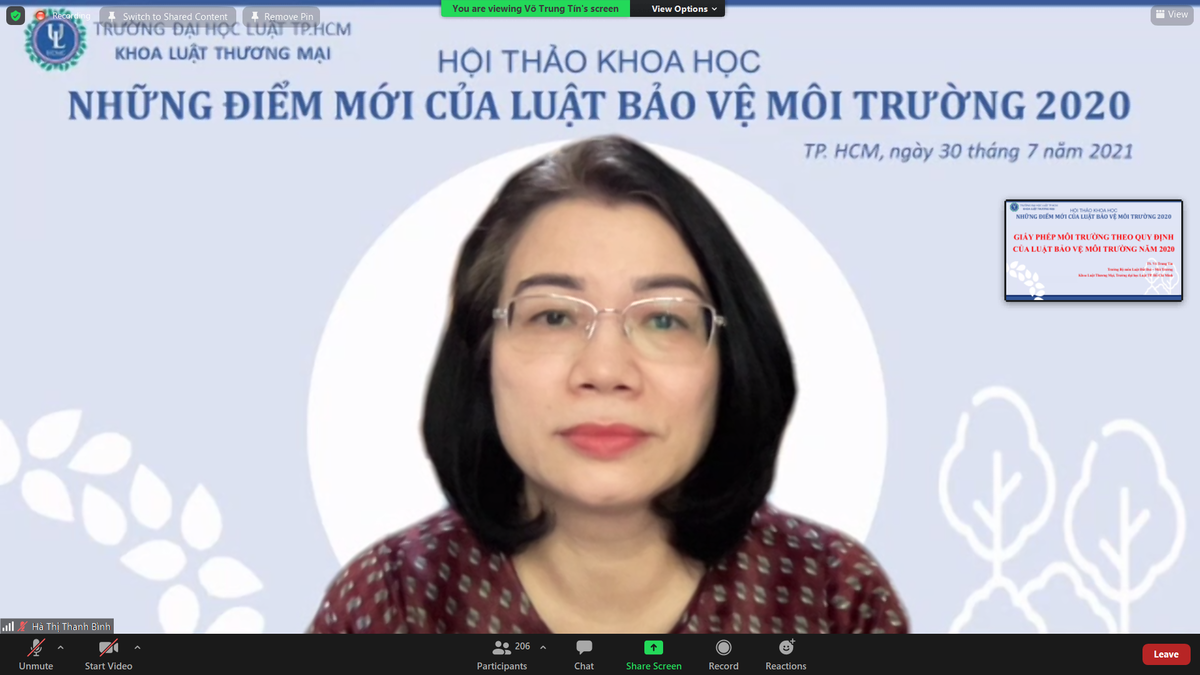 PGS.TS Hà Thị Thanh Bình - Trưởng khoa Luật Thương mại - Trưởng Ban tổ chức Hội thảo phát biểu tại hội thảo trực tuyến.