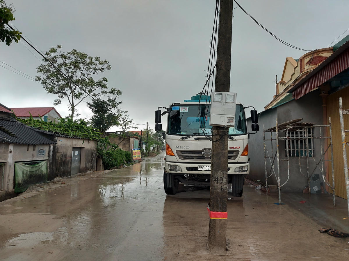 Việc có hàng chục cây cột điện án ngữ giữa đường khiến các phương tiện lưu thông rất dễ gặp tai nạn.