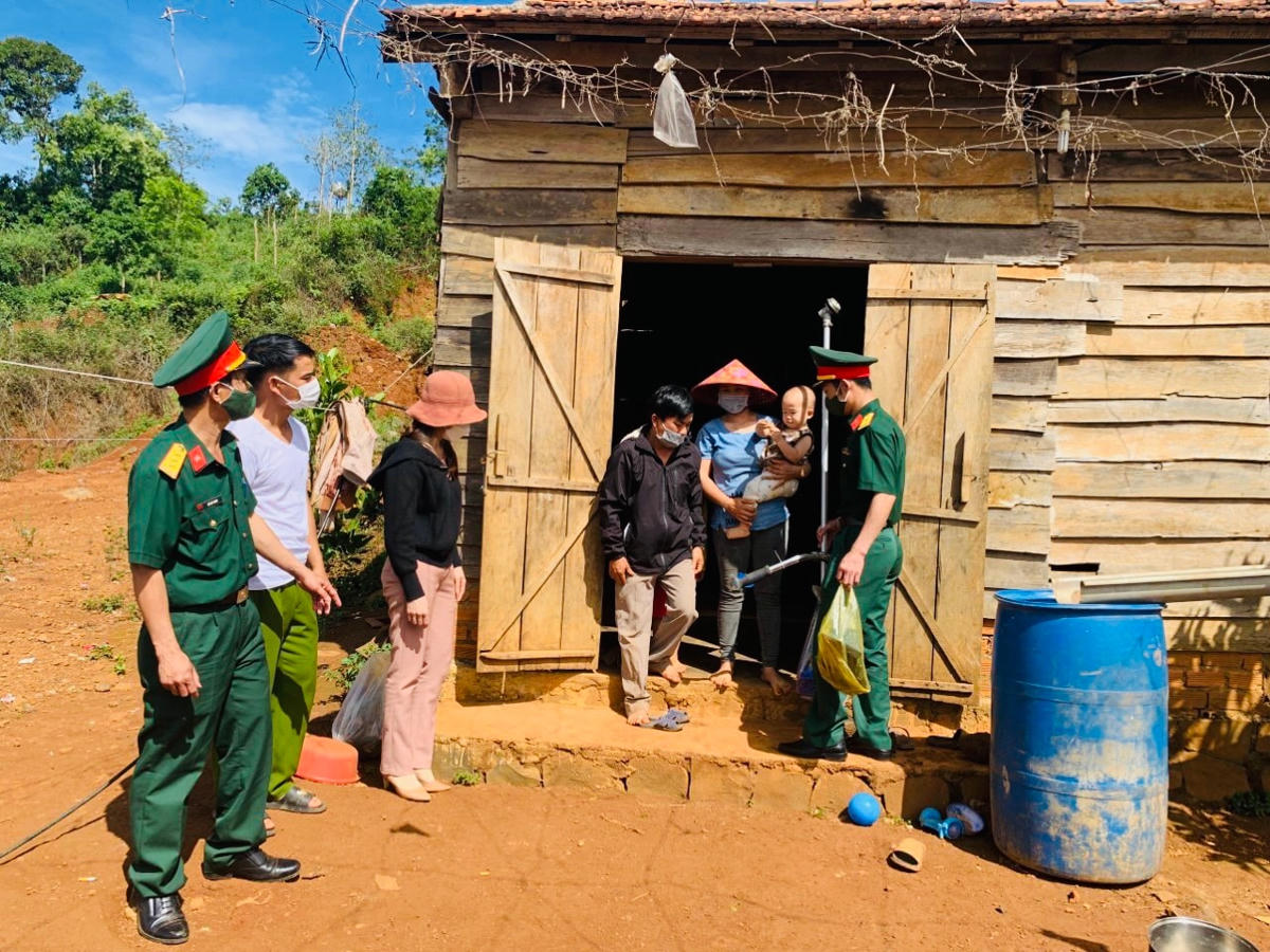 Đảng uỷ Quân sự huyện Đắk Song hỗ trợ giống cây trồng, vật nuôi, nông cụ cho hộ nghèo.