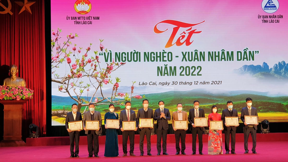 Nhân dịp này, Chủ tịch UBND tỉnh đã tặng Bằng khen cho các tập thể và cá nhân tích cực tham gia ủng hộ người nghèo năm 2021.