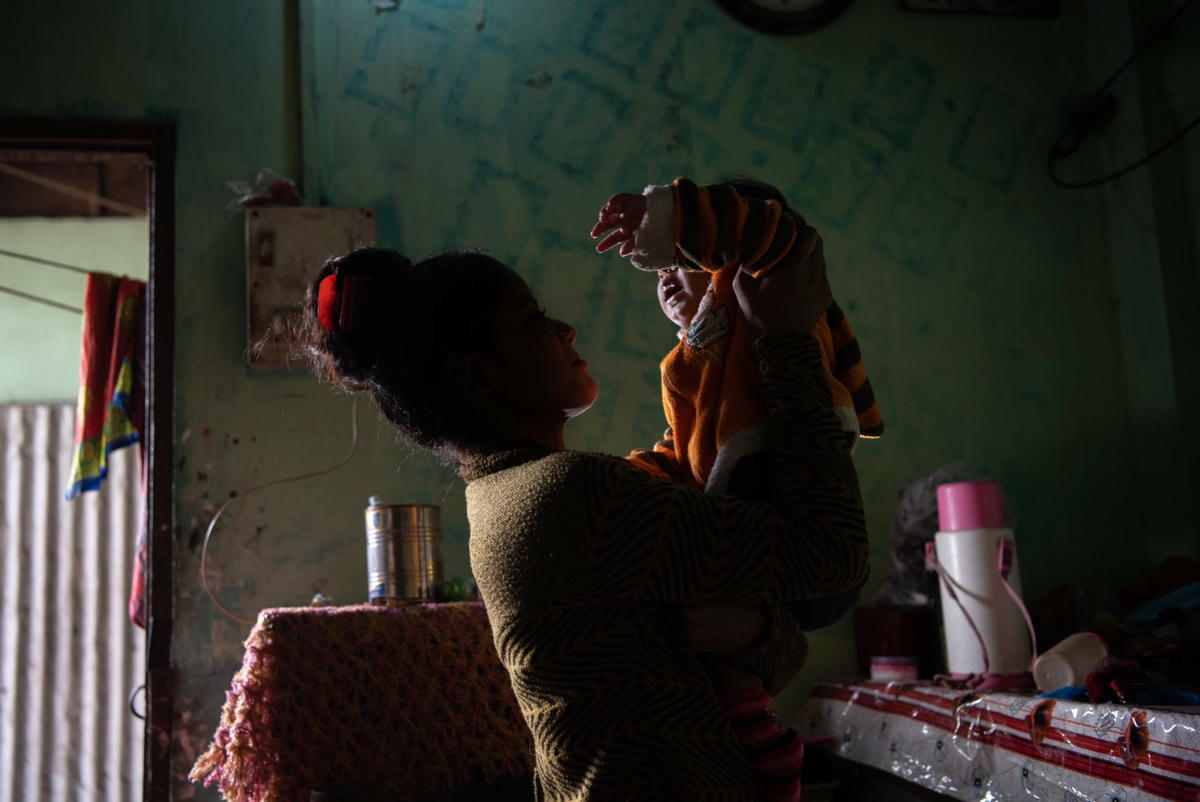 Anjali chơi với cháu trai tại nhà riêng gần Siliguri, Ấn Độ. Ảnh: Yahoo.