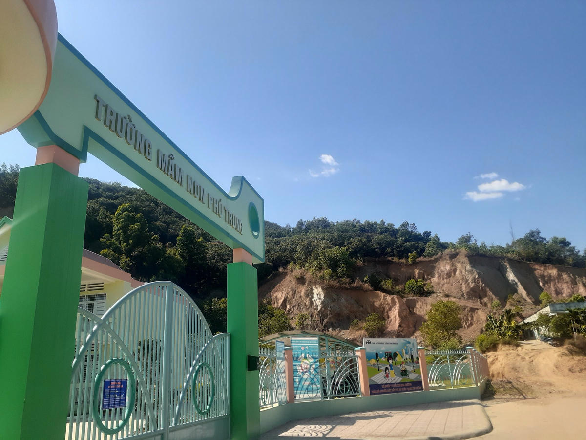 Điểm khai thác đất phía sau trường mầm non Phú Trung