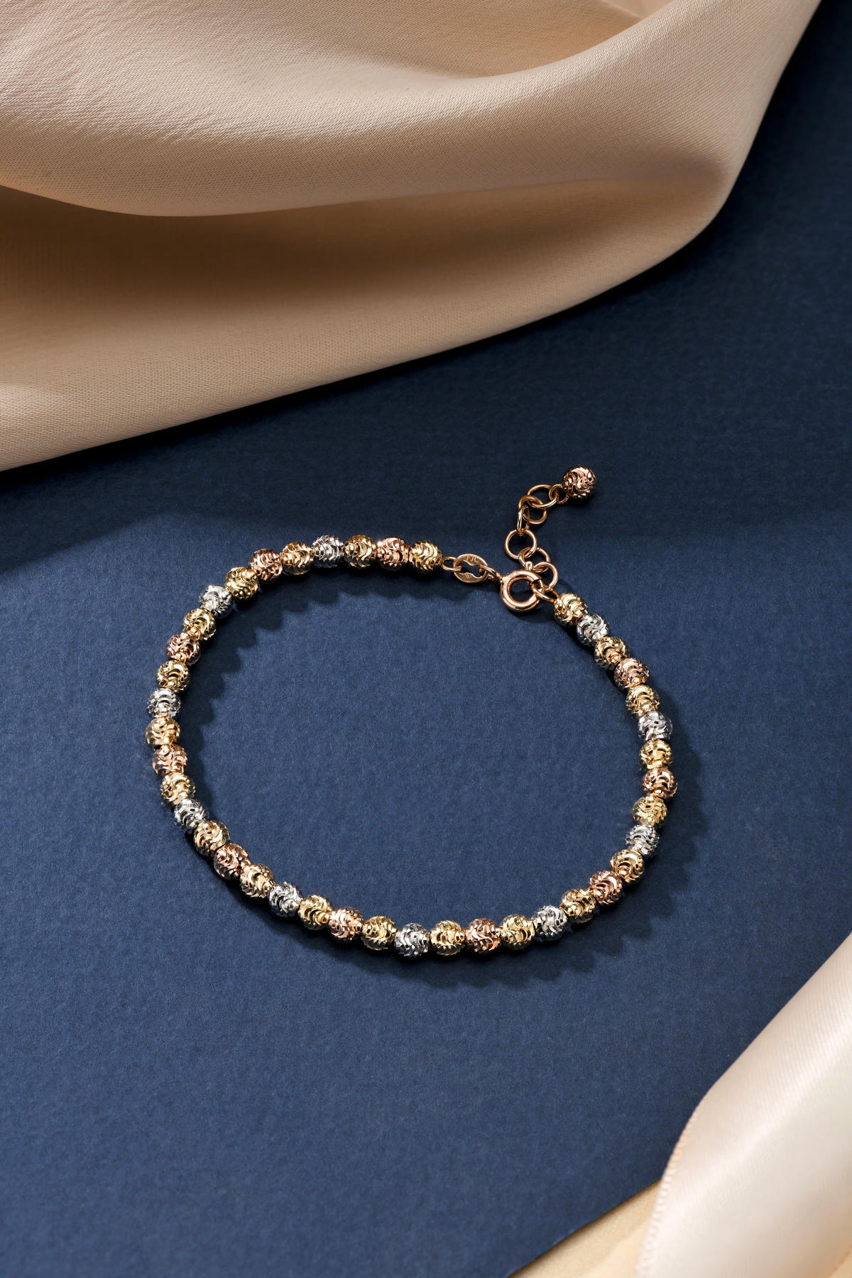 Trang sức vàng Italia FJC mang tới vẻ đẹp thuần khiết và thanh lịch.