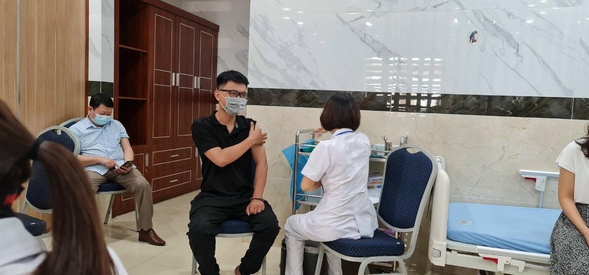 Do chưa tiêm đủ vắc xin phòng Covid-19 nên Thanh Hóa bị tụt 1 cấp độ, thuộc 'vùng vàng', tức nguy cơ thấp.