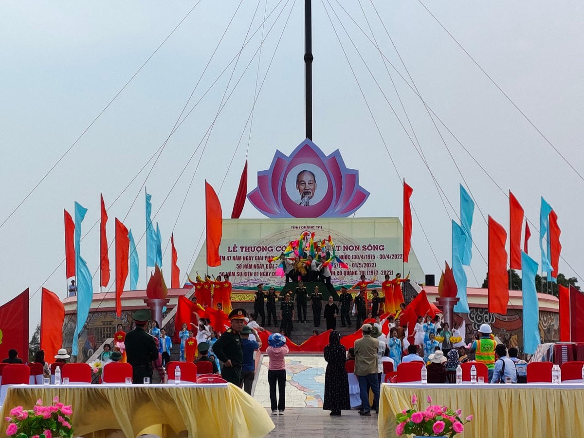 Bên cạnh đó, theo Ban Tổ chức kỷ niệm các ngày lễ lớn năm 2022 tỉnh Quảng Trị, Công an tỉnh được yêu cầu tổ chức lực lượng đảm bảo an ninh trật tự, an toàn cho đại biểu và Nhân dân trong suốt thời gian diễn ra hoạt động Lễ kỷ niệm; có phương án phân luồng giao thông, đảm bảo an ninh trật tự, an toàn giao thông tại các địa điểm tổ chức hoạt động.