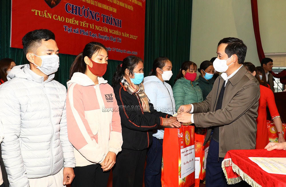 Phó Bí thư Thường trực Tỉnh uỷ cùng Đoàn công tác trao 100 suất quà cho hộ nghèo, cận nghèo.