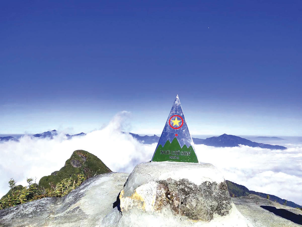 Đỉnh Ngũ Chỉ Sơn cao 2.858 m so với mực nước biển.