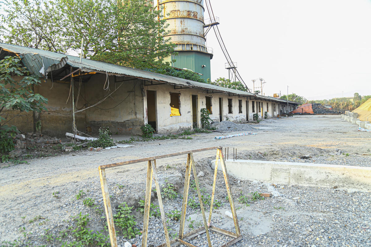 Cơ sở vật chất tại cảng hiện đã xuống cấp nghiêm trọng. Dãy nhà để hàng hóa của cảng cũng đang để trống.