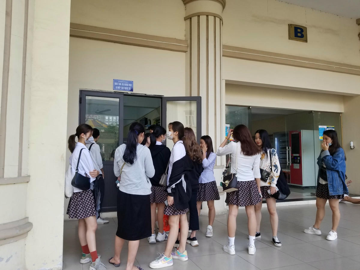 Rất nhiều học viên tập trung trước phòng Đào tạo, Quản lí khoa học và hợp tác quốc tế để kí nhận bằng tốt nghiệp cùng giấy chứng nhận hoàn thành chương trình THPT