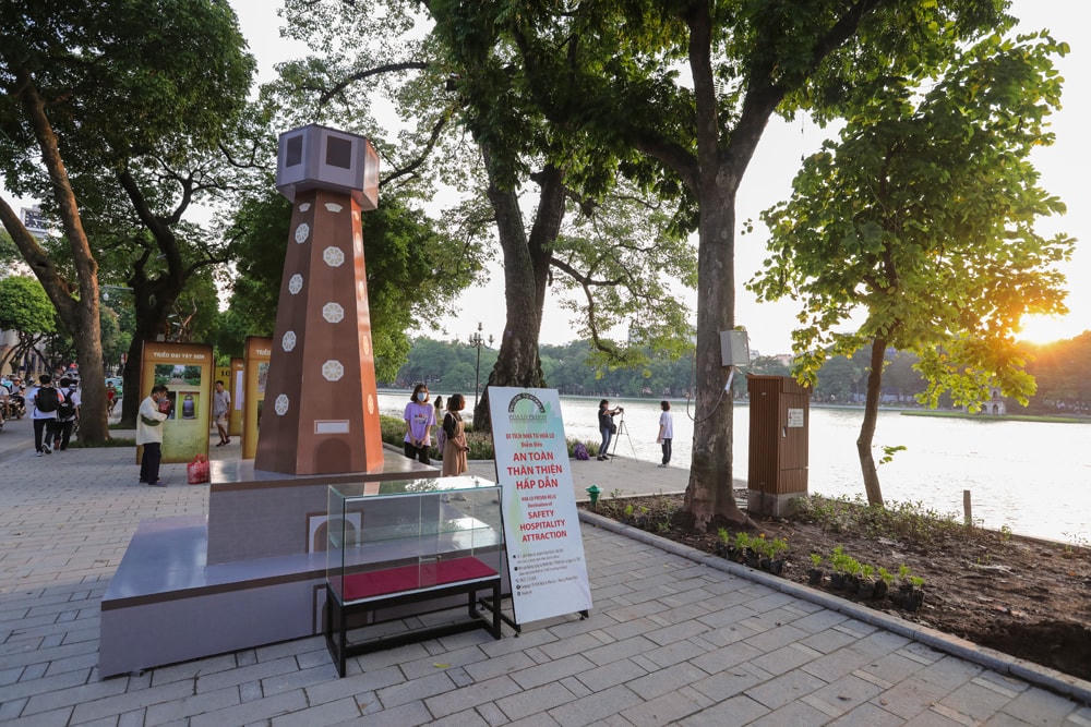 Mô hình Cột cờ bên Hồ Gươm.