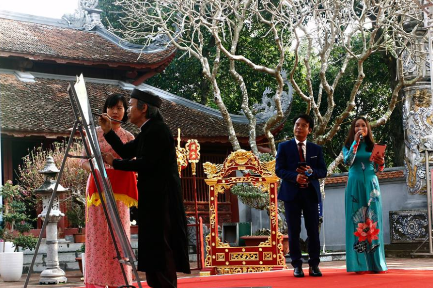 Ngâm thơ, hình thức sinh hoạt văn nghệ tại Văn miếu Mao Điền (Hải Dương).