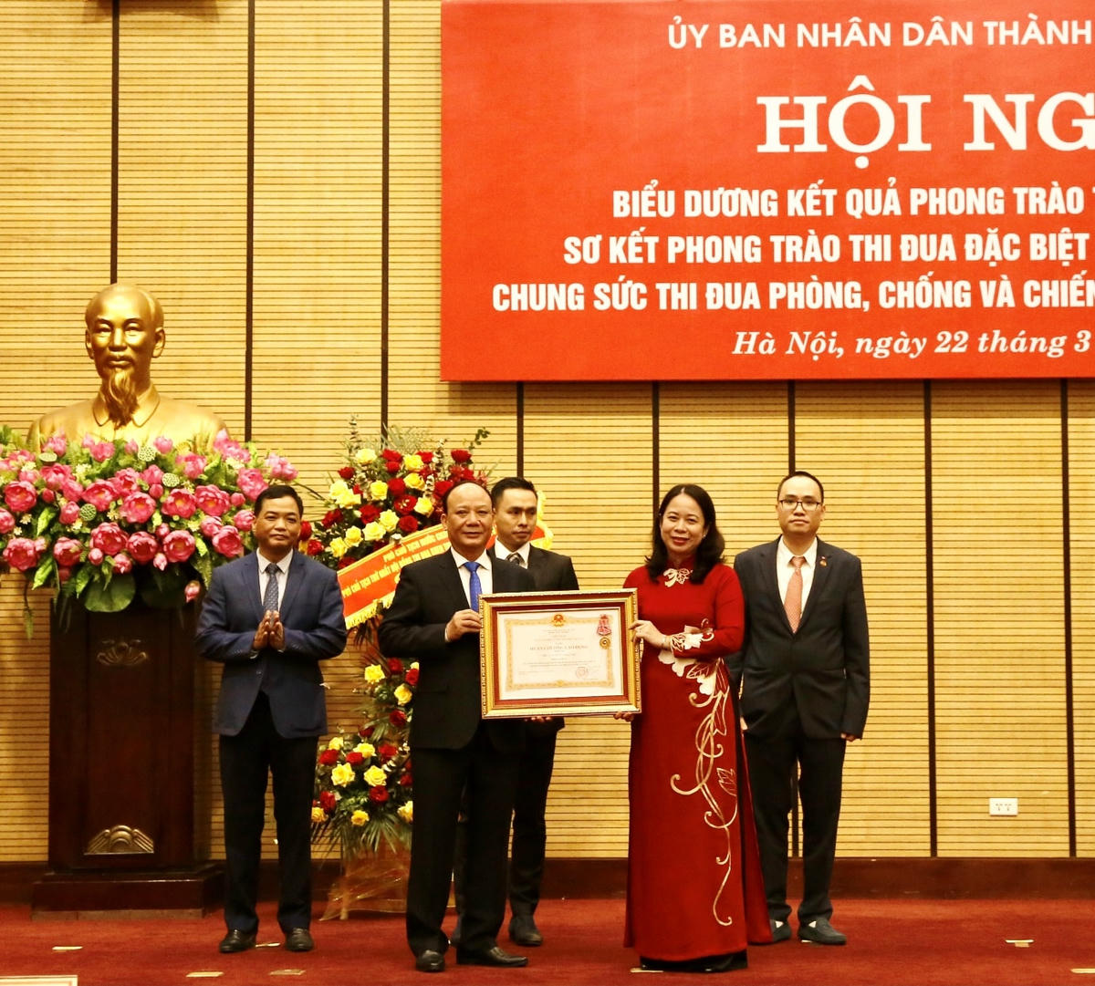 Ông Nguyễn Tất Thắng – Đại diện T&T Group nhận Huân chương Lao động hạng Ba vì những thành tích xuất xắc trong công tác phòng chống dịch COVID-19.