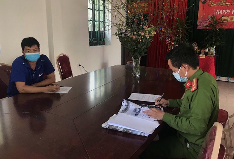 Công an thị xã Đông Triều làm việc với Nguyễn Đình Sinh.