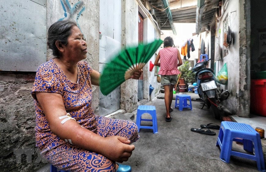 Bệnh nhân sống ở xóm chạy thận Lê Thanh Nghị vẫn hằng ngày sống chung với cái nóng gay gắt. (Ảnh: Thành Đạt/TTXVN).