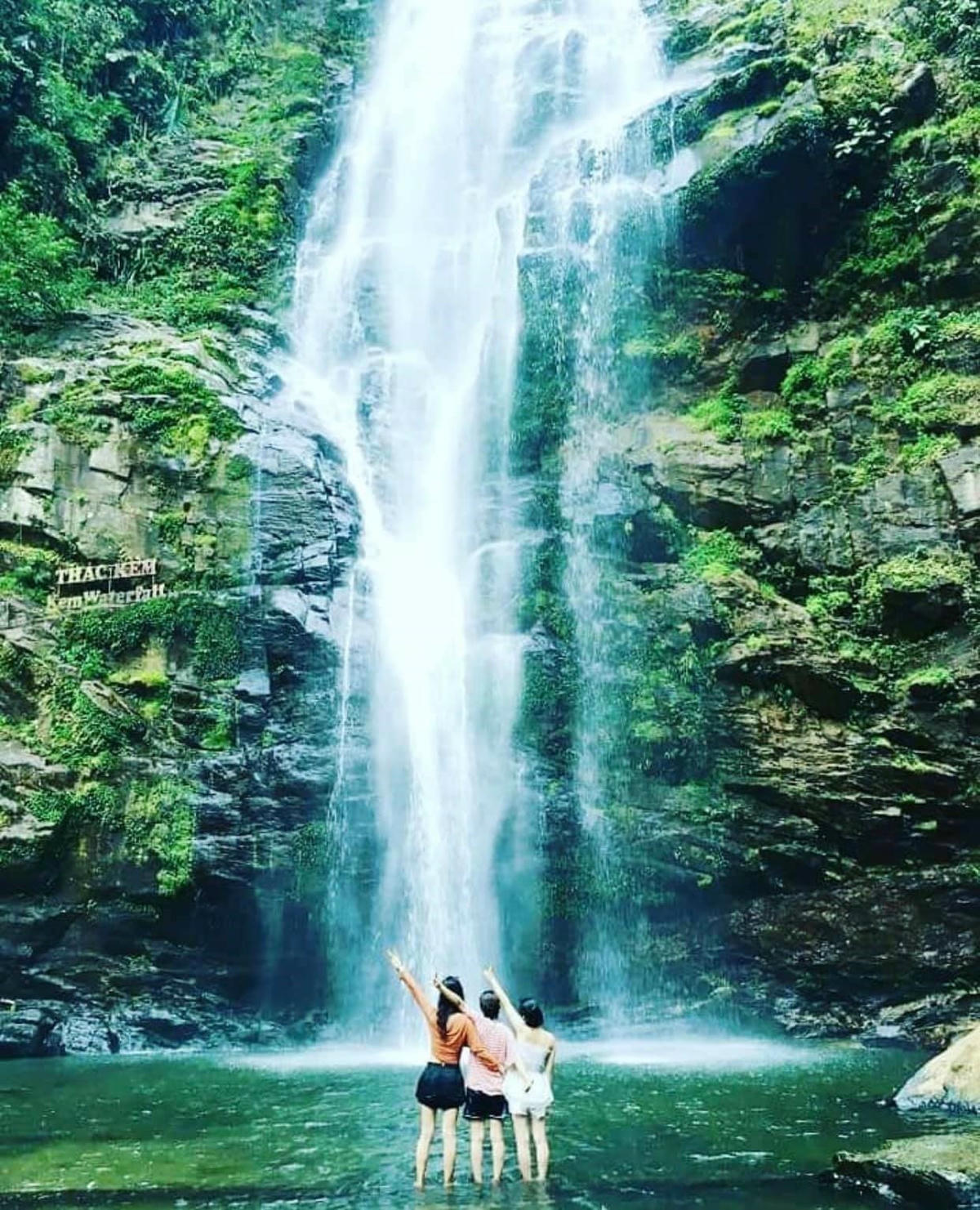Thác Kem hùng vĩ lưu giữ kỷ niệm của nhóm bạn thân. (Ảnh: conkuongstay).
