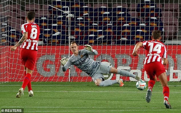 Sau khi xem lại VAR, trọng tài cho Atletico được thực hiện lại và Saul Niguez đã gỡ hòa 2-2.