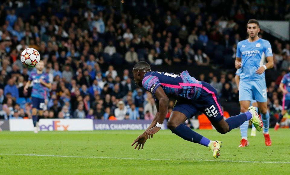 Bàn phản lưới nhà ngớ ngẩn của Nordi Mukiele.