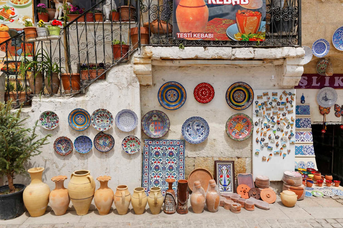 Một cửa hàng đồ gốm tại thị trấn Avanos xinh đẹp. Ảnh: Westernd61.