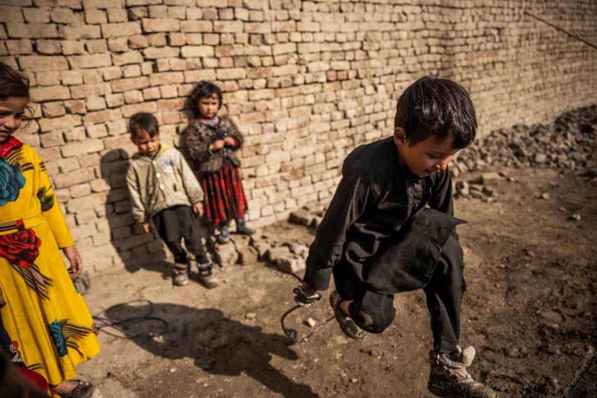 Nhiều đứa trẻ đã rất lâu không được đến trường học. Ảnh: The Guardian.