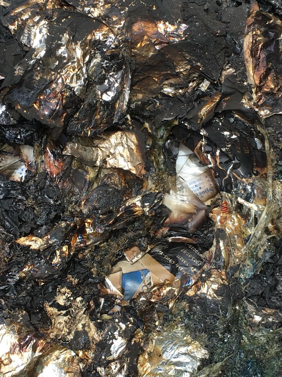 Nhiều bao bì đựng que test vẫn chưa cháy hết. Ảnh: CTV.