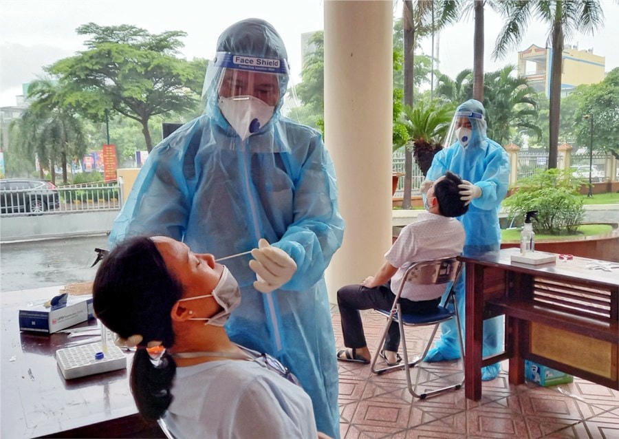 Lấy mẫu xét nghiệm để truy vết ca nhiễm.