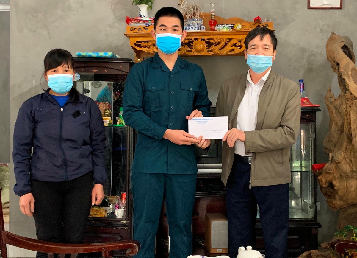 Ông Nguyễn Văn Du, Chủ tịch UBMT phường Yên Thọ, thị xã Đông Triều (Quảng Ninh) tặng qua tân binh Nguyễn Đức Toản, khu Trại Hà, phường Yên Thọ sáng ngày 2/3
