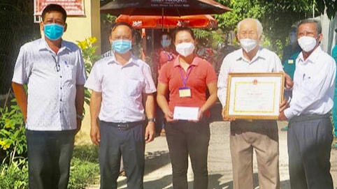 Chủ tịch Mặt trận tỉnh thăm và tặng quà các khu dân cư điển hình trong phong trào phòng chống dịch