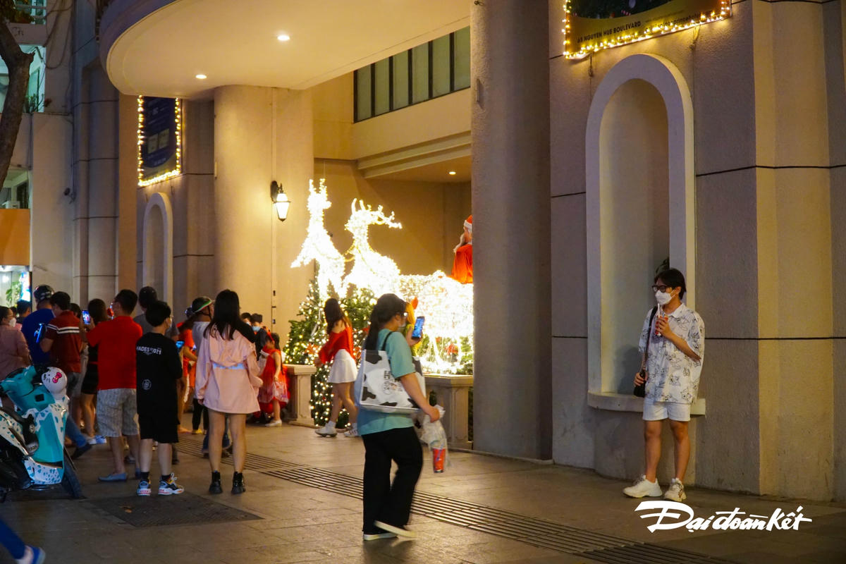 Các trung tâm thương mại gần đó cũng không được trang trí cầu kỳ như mọi năm.