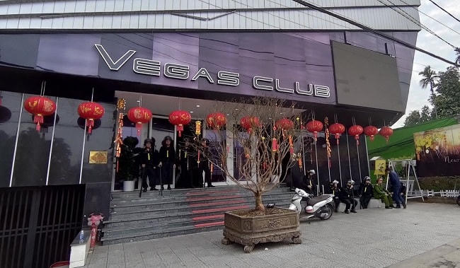 Lực lượng chức năng khám xét quán bar Vegas. Ảnh: Công an TP Đà Nẵng