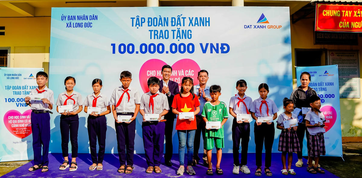 Những món quà đến từ Nhà phát triển dự án - Tập đoàn Đất Xanh sẽ giúp những học sinh có hoàn cảnh khó khăn của trường trung học cơ sở Long Đức vượt qua khó khăn trước mắt, yên tâm học hành.