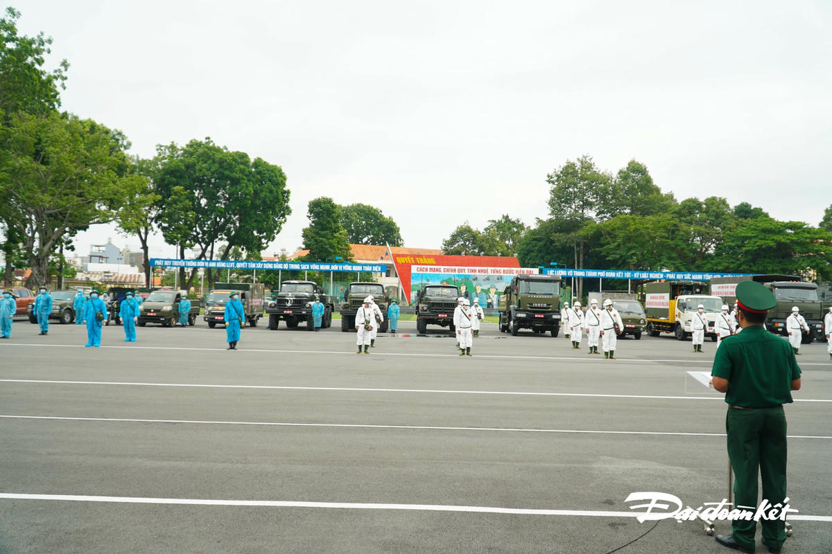 Buổi ra quân mở đợt cao điểm phun thuốc tiêu độc, khử khuẩn được diễn ra tại Bộ Tư lệnh TP HCM.