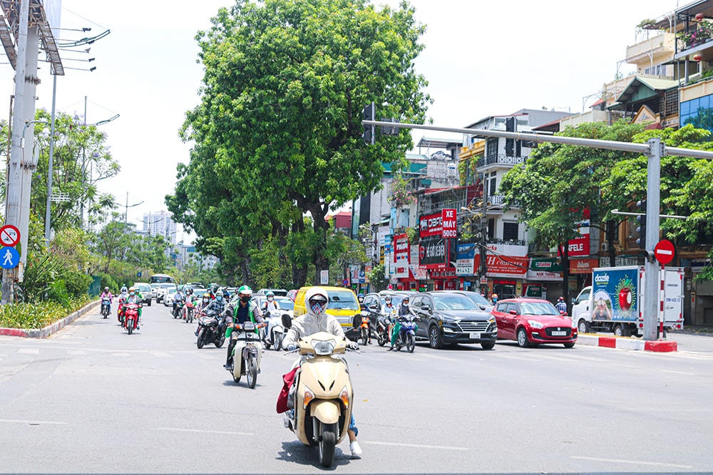 Nắng nóng gay gắt khiến nhiều người “mất kiên nhẫn” khi phải đợi đèn đỏ.