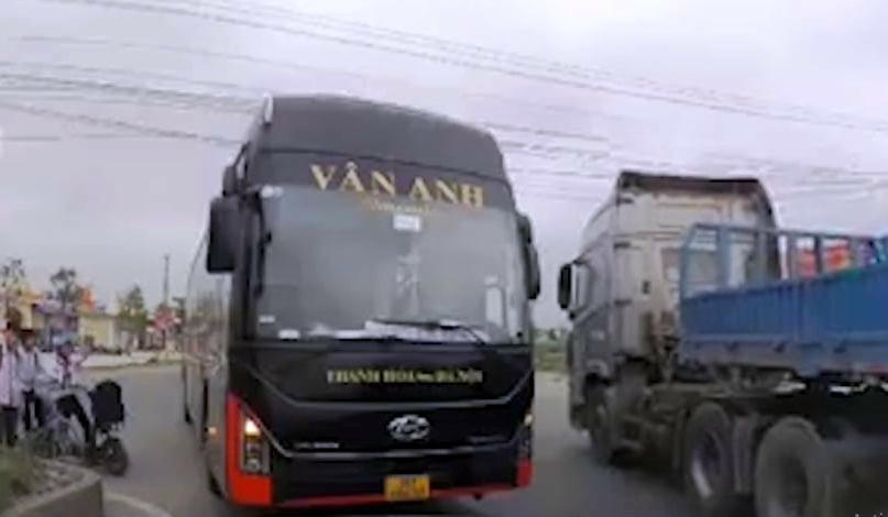 Tài xê xe khách Vân Anh cố tình đi ngược chiều trên Quốc lộ 1A.