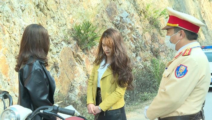 Nhiều trường hợp không đội mũ bảo hiểm bị công an xử phạt.