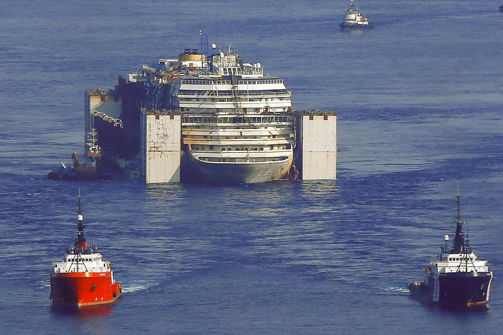 Phần thân tàu bị đắm của tàu du lịch Costa Concordia được kéo về dọc theo Biển Tyrrhenian, cách bờ biển Viareggio, Ý 30 km ngày 25/7/2014. Ảnh: AP.