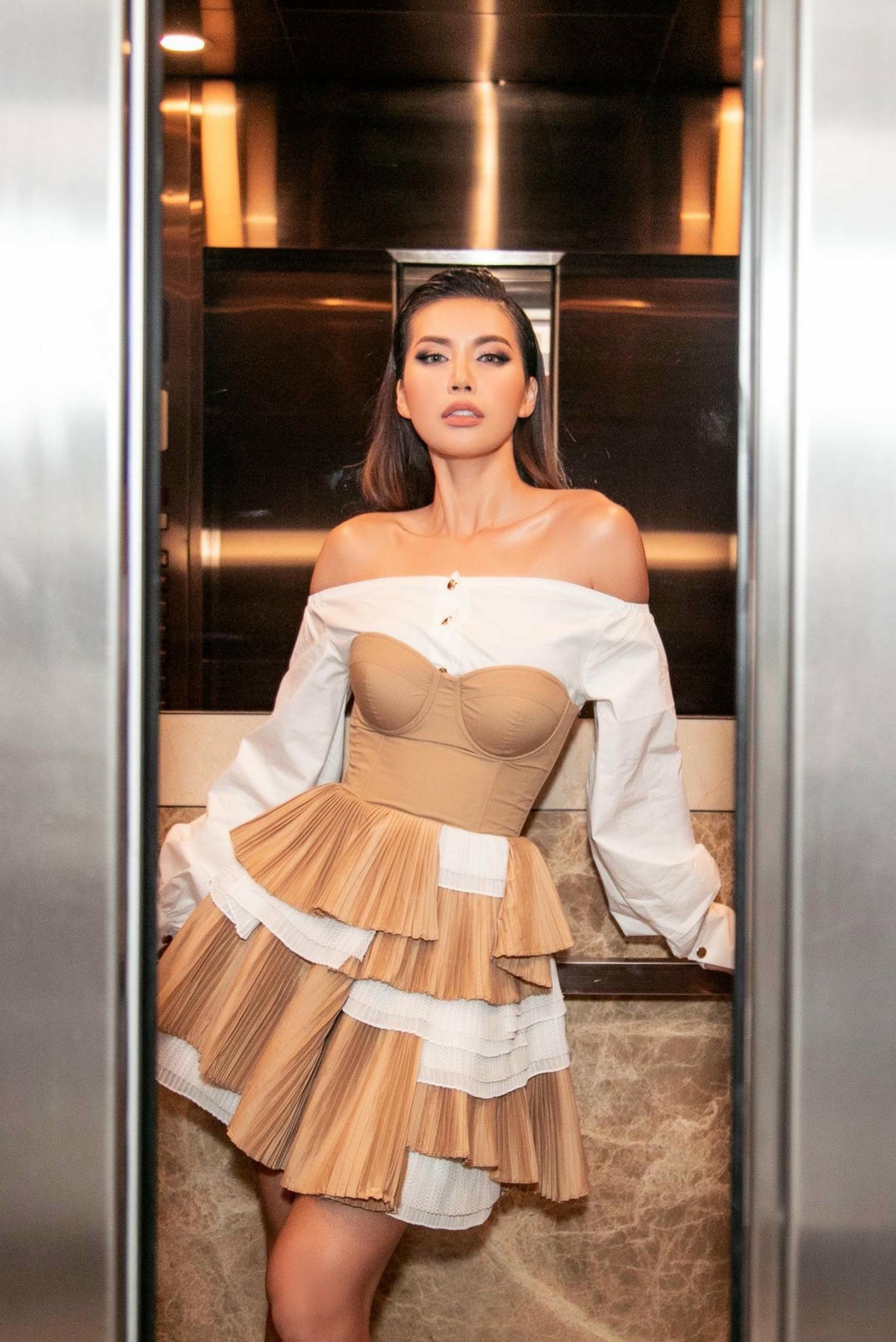 Thậm chí, cô còn dành thời gian riêng cho việc tắm nắm để có làn da bóng mịn. Dù là trên sân khấu hay ngoài đời thường, Minh Tú ưu ái trang phục khoe được đường cong cũng như làn da đầy tự hào của mình.