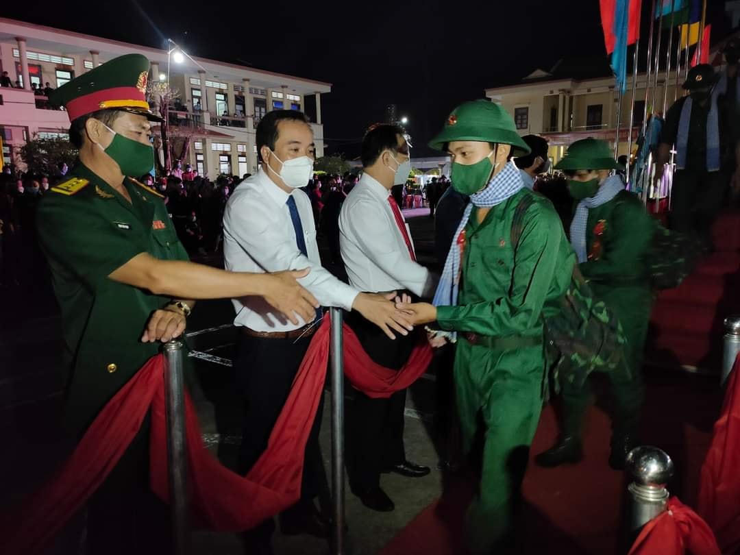 Lãnh đạo huyện Đông Hải động viên tân binh lên đường nhập ngũ.