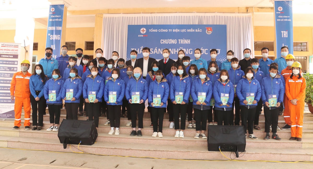 Khánh thành công trình thanh niên - Phòng máy xanh do Đoàn viên thanh niên thực hiện.