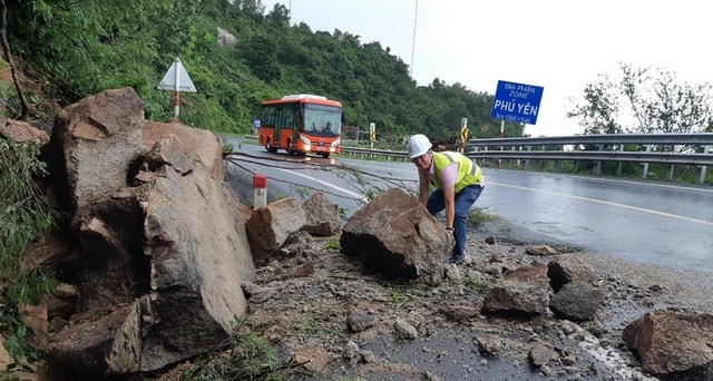 Đá trên núi sạt lăn xuống quốc lộ 1D tỉnh Bình Định.