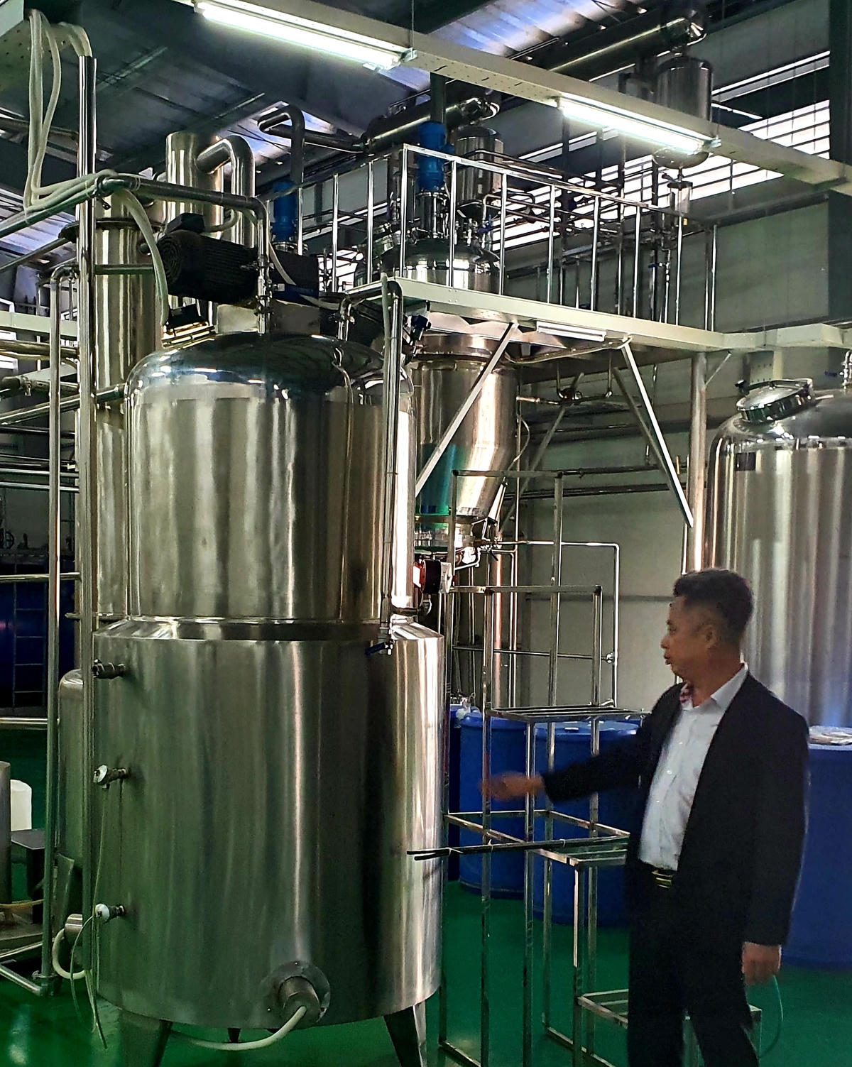 Ông Lực bên hệ thống chiết xuất với công suất 1500 phôi/mẻ.