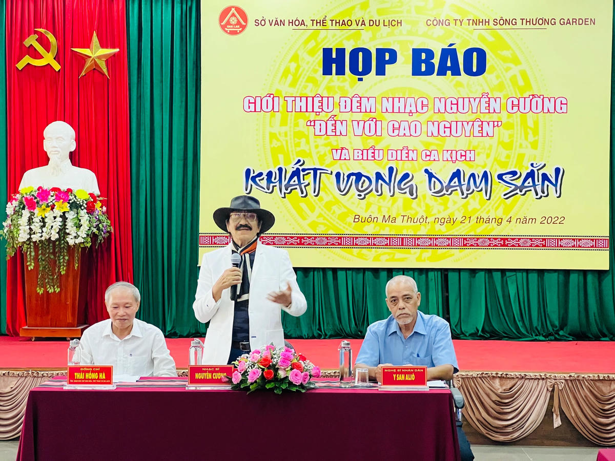 Nhạc sỹ Nguyễn Cường đang giới thiệu đêm nhạc Nguyễn Cường “Đến với cao nguyên” và biểu diễn ca kịch “Khát vọng Dam Săn”. 