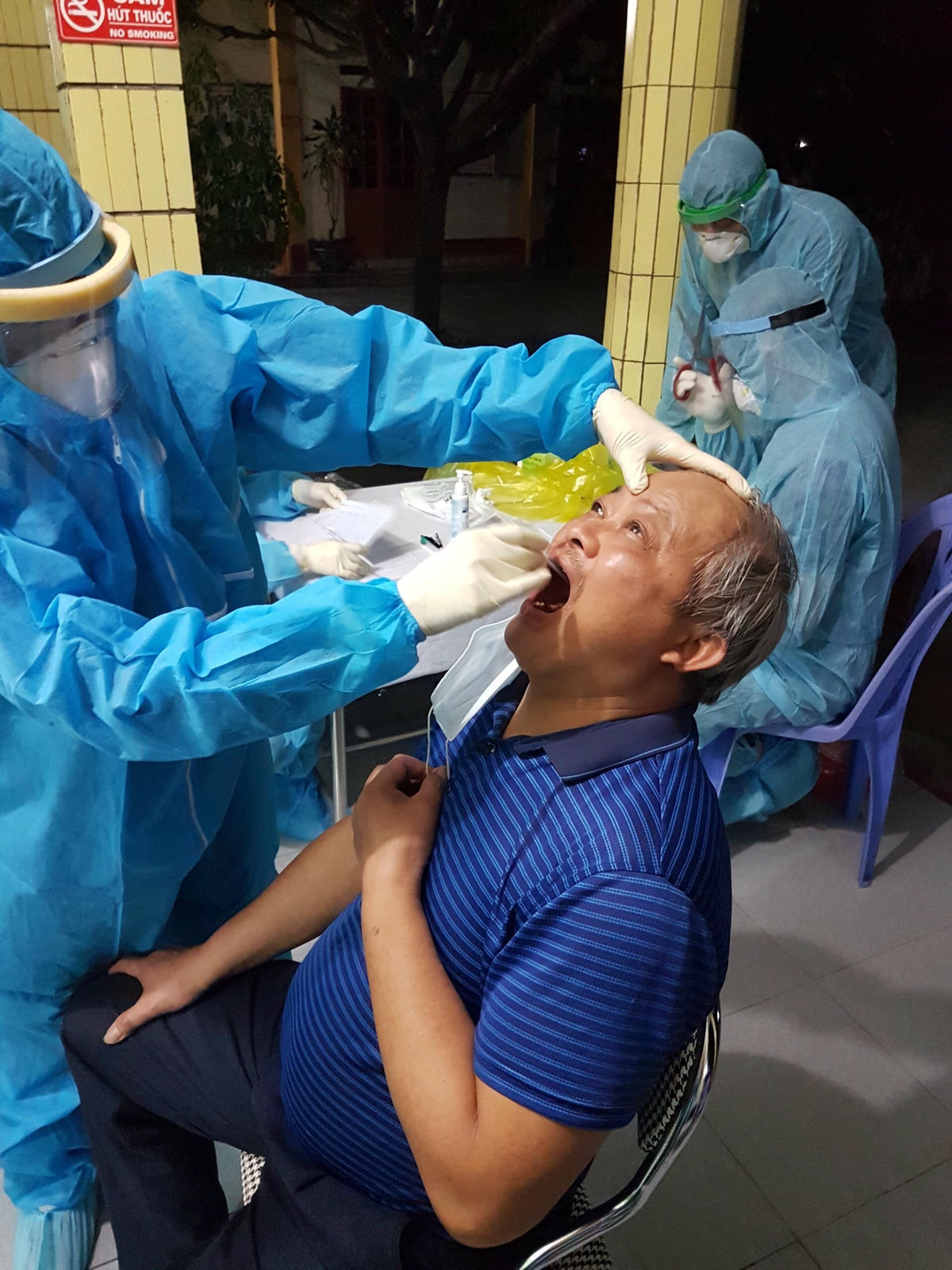 Thâu đêm vẫn khẩn trương lấy mẫu xét nghiệm cho nhân dân tại Trạm Y tế phường Yên Thọ.