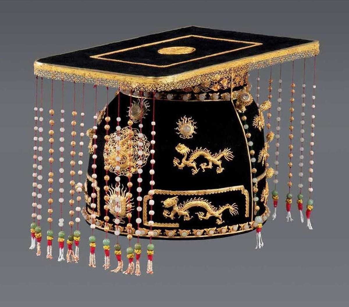 Một chiếc mũ của Vua Minh Mạng.