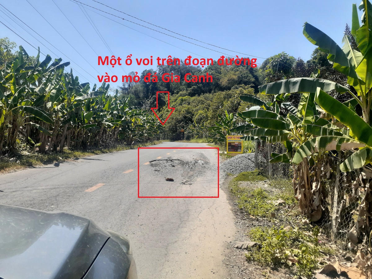 Đường vào mỏ đá có nhiều ổ voi, ổ gà