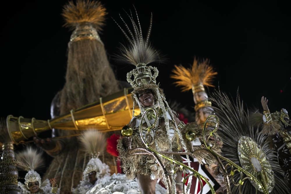 Vũ công diễu hành ở Quảng trường Sambadrome, Rio de Janeiro, Brazil. Ảnh: AP.