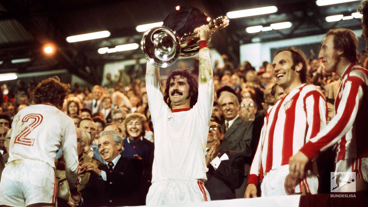 Bayern Munich lần đầu tiên đứng lên bục vinh quang tại đấu trường Champions League, năm 1974. Ảnh: Reuters.