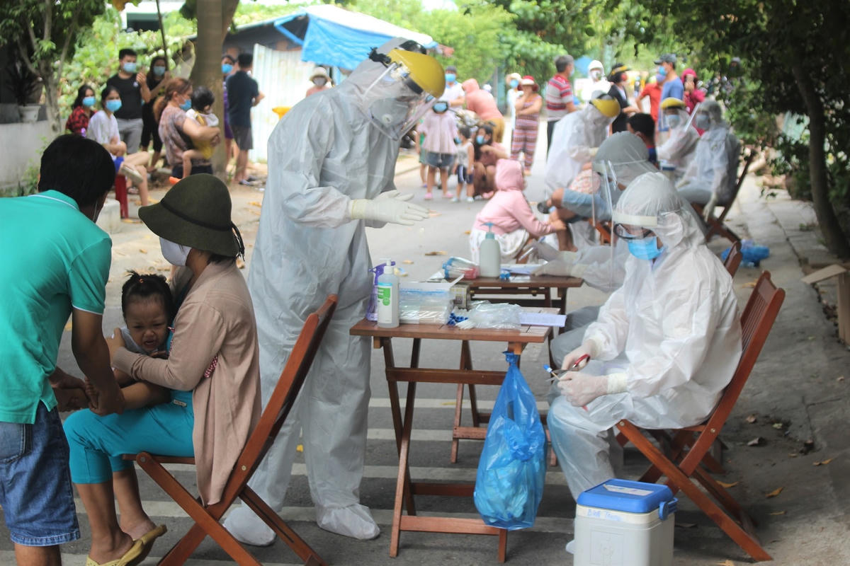 Lấy mẫu xét nghiệm Covid-19 cho người dân tại một khu bị phong tỏa.