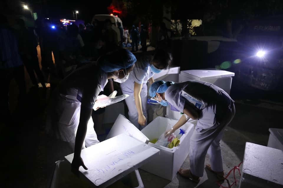 Chiến sĩ áo trắng xuyên đêm lấy mẫu, truy vết.