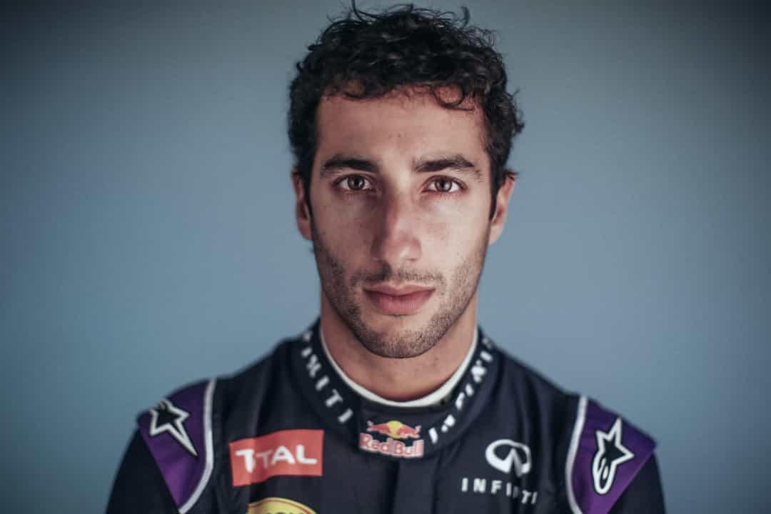 Daniel Ricciardo là cầu thủ nhí nhảnh, đáng yêu của đội hình F1 hiện tại.  